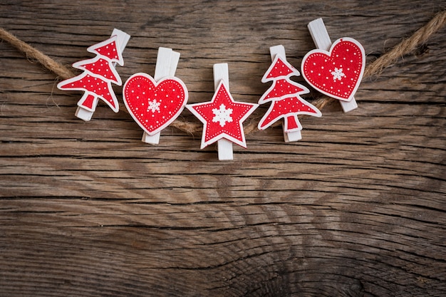 Ornamento di Natale su fondo di legno. Decorazione dell'albero di Natale appesa alla corda