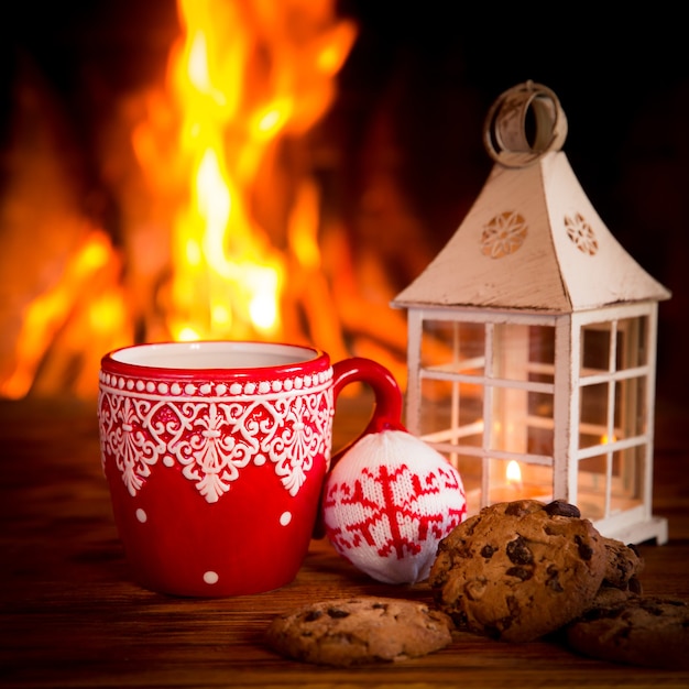 Ornamento di Natale vicino al camino. Concetto di vacanza invernale