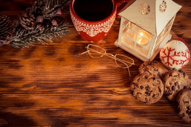 Ornamento di Natale vicino al camino. Concetto di vacanza invernale