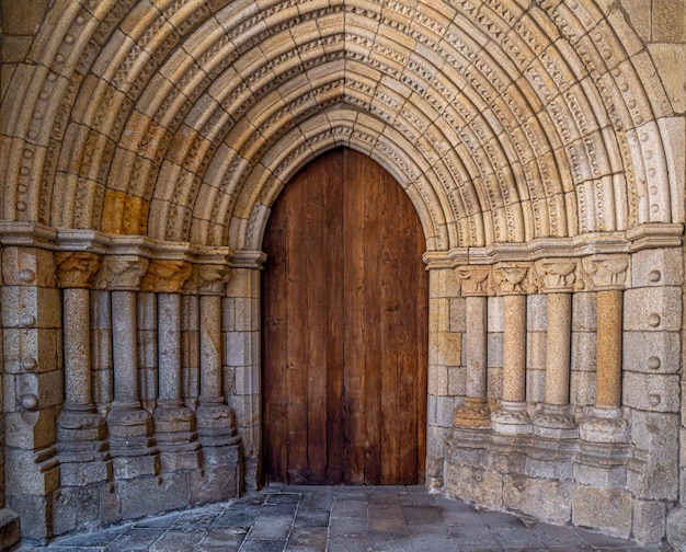 Ornata porta romanica del chiostro della Cattedrale di Santa Maria Assunta