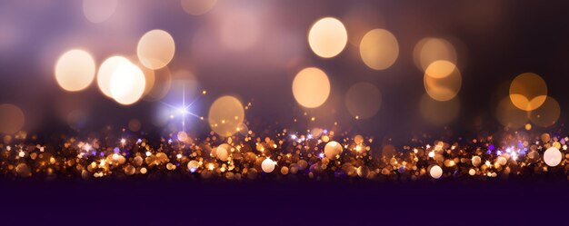 Oro e viola scuro Fuochi d'artificio e bokeh nella vigilia di Capodanno e copia spazio sfondo astratto vacanza