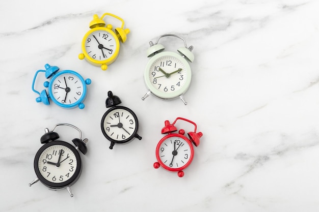 Orologi con vari concetti di tempo e colore