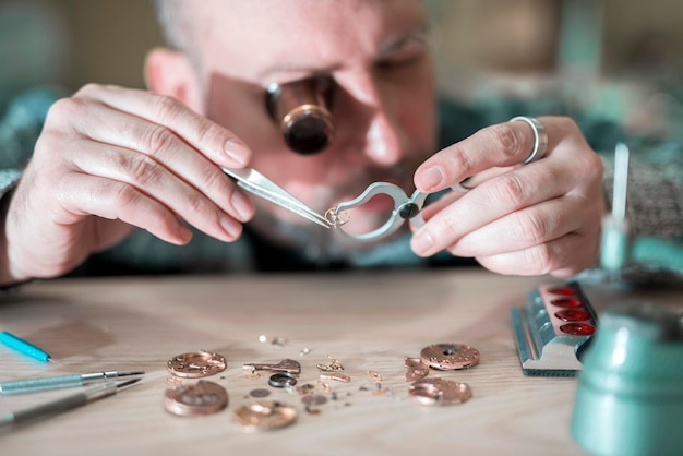 Orologiaio al lavoro