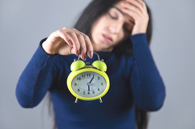 Orologio a mano donna stanca triste