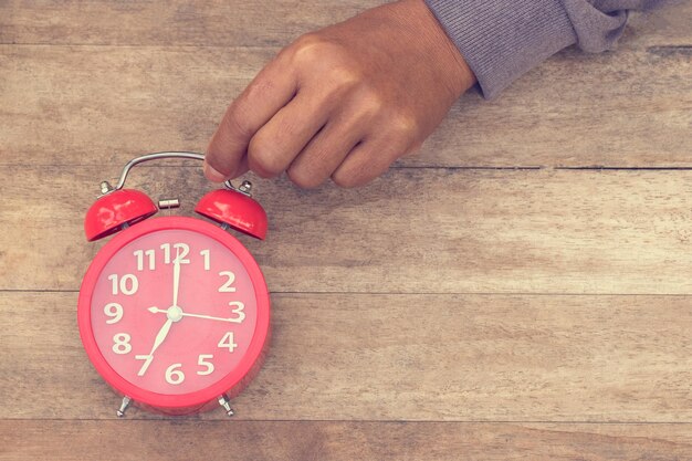 Orologio a mano tagliato sul tavolo