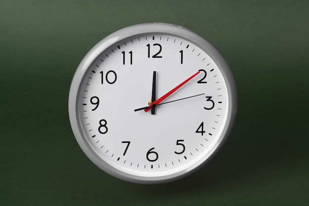 Orologio a parete all'interno natura morta