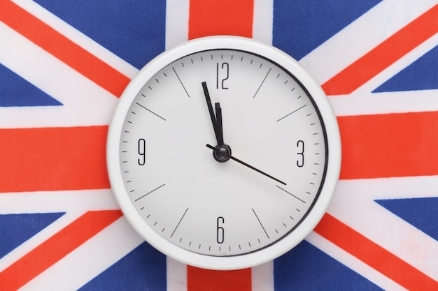 Orologio bianco sullo sfondo della bandiera della Gran Bretagna