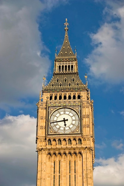 Orologio Big Ben sullo sfondo del cielo estivo L'iconico orologio in cima alla Elizabeth Tower