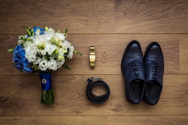 Orologio, cintura, bouquet da sposa e scarpe