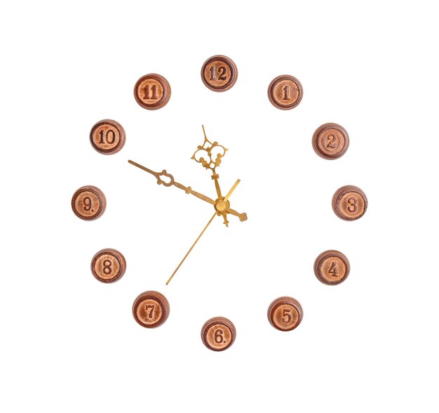 Orologio con numeri in legno isolati su sfondo bianco