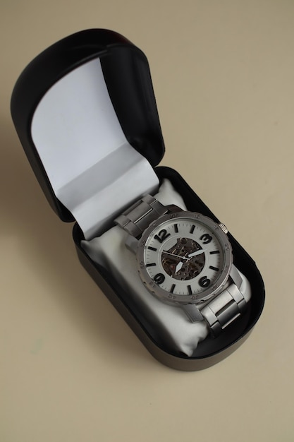 Orologio da polso da uomo di lusso su sfondo bianco, orologio da uomo meccanico in argento