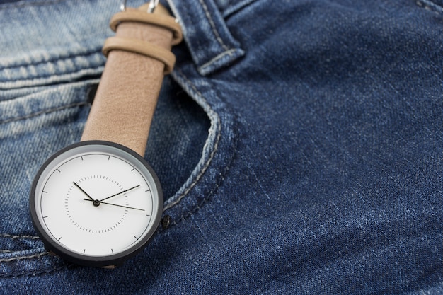 Orologio da polso in denim.