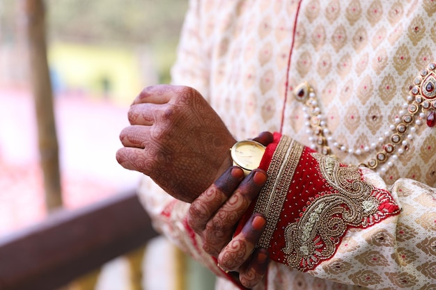 Orologio da portare della sposa indiana e sherwani tradizionale