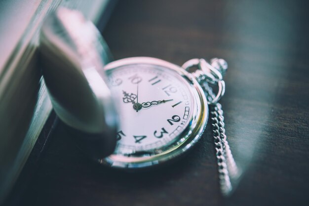 Orologio da tasca vintage simboli del tempo con spazio di copia