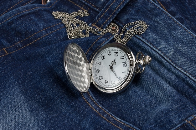 Orologio da taschino su blue jeans