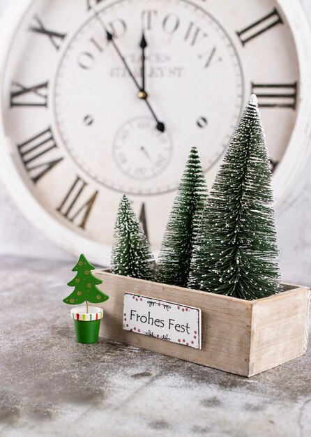 Orologio di Capodanno. Decorato con sfondo di decorazioni per l'albero di Natale. Concetto di celebrazione per la vigilia di Capodanno.