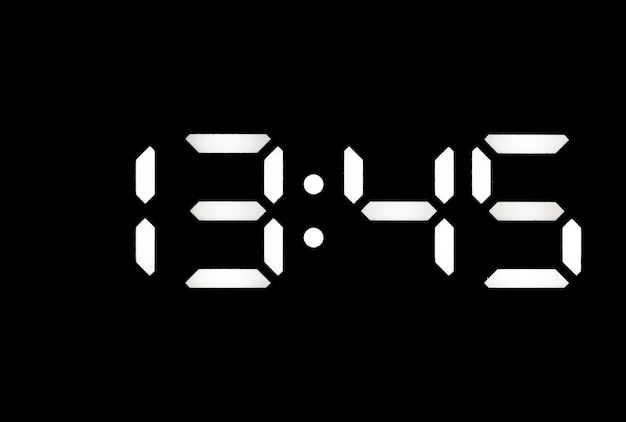 Orologio digitale a led bianco reale su sfondo nero che mostra l'ora 1345