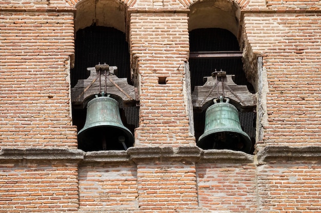 orologio e campanile in una città spagnola medievale