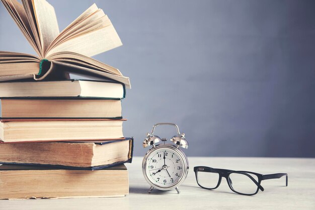 Orologio e libri d'epoca