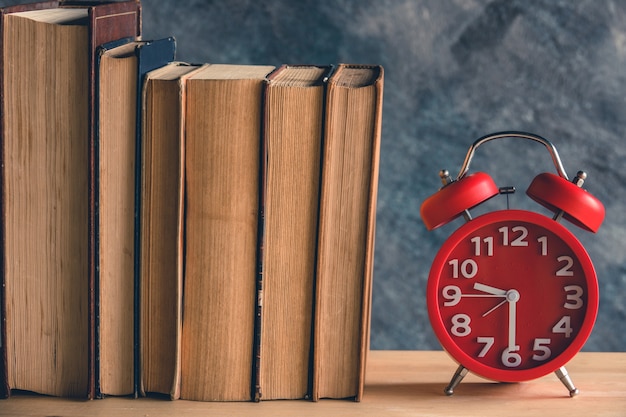 orologio e libro