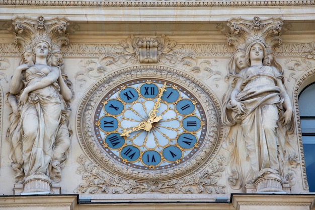 Orologio gigante sulla facciata di un edificio a Parigi