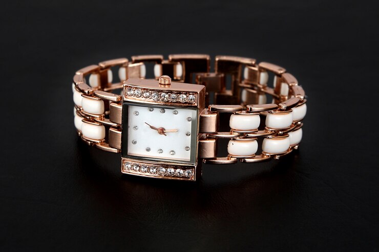 Orologio in oro con strass, forma quadrata