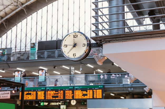 Orologio in una stazione ferroviaria