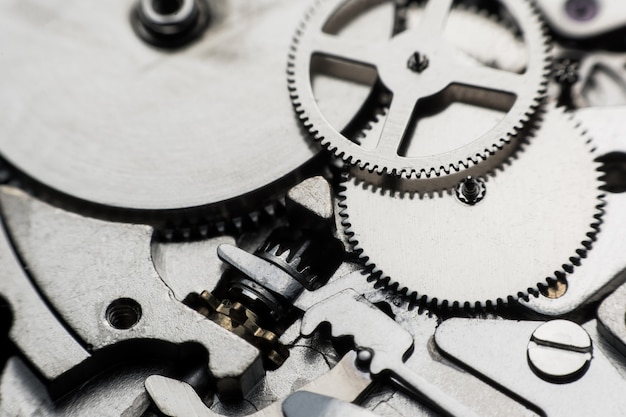 Orologio meccanico / Gear Clock. Chiuda sui denti e sugli ingranaggi dentro il fondo dell&#39;orologio