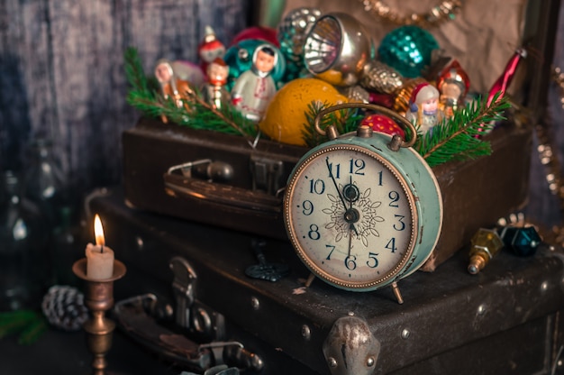 Orologio retrò, valigie, decorazioni per alberi di Natale