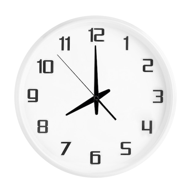 Orologio rotondo bianco dell'ufficio che mostra otto in punto isolati su bianco. Orologio bianco vuoto con indicazione delle 20:00 o delle 8:00