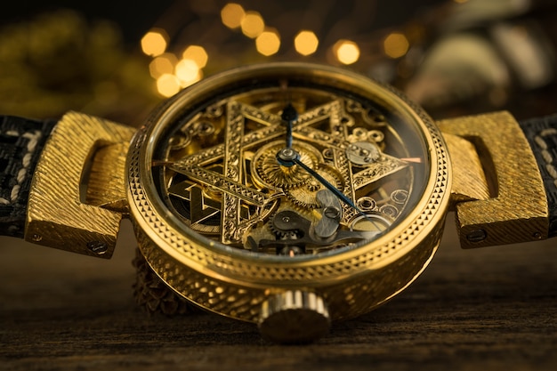 Orologio scheletro d&#39;annata con la stella di David su fondo di legno