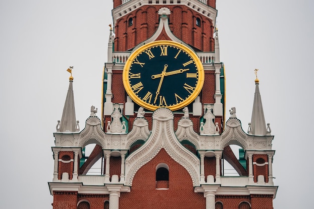 Orologio sulla torre Spasskaya nella piazza rossa di Mosca