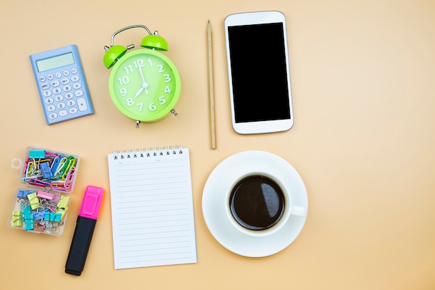 Orologio verde della tazza bianca del caffè nero del calcolatore del caffè del taccuino del taccuino