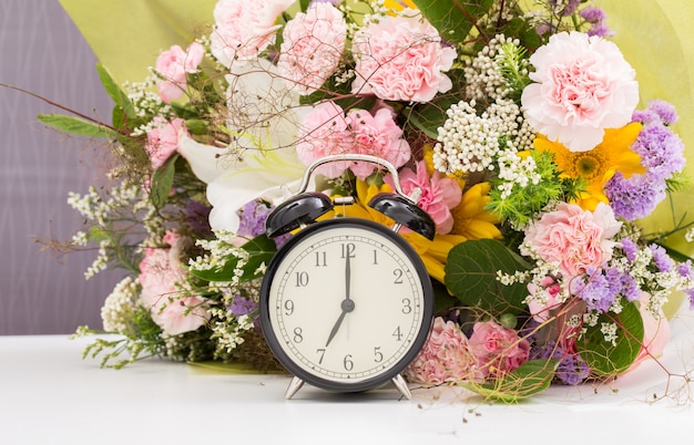 Orologio vintage con bouquet di fiori