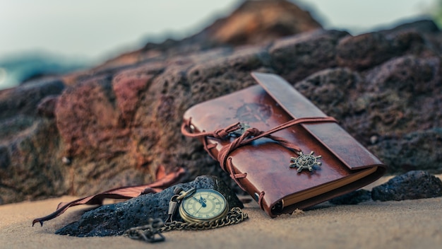 Orologio vintage sulla spiaggia