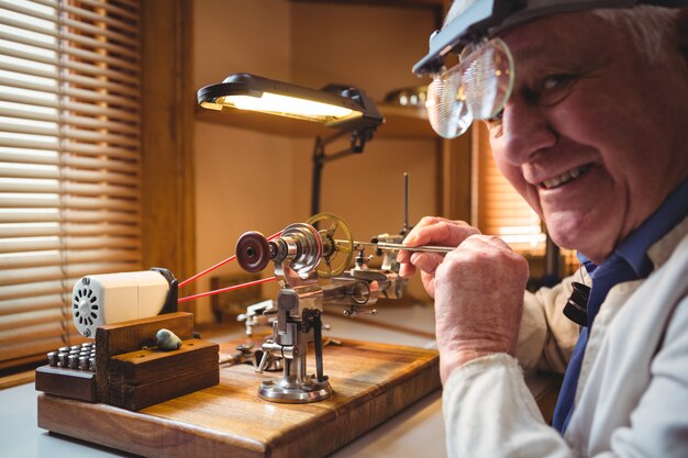 Orologista che ripara un orologio in officina