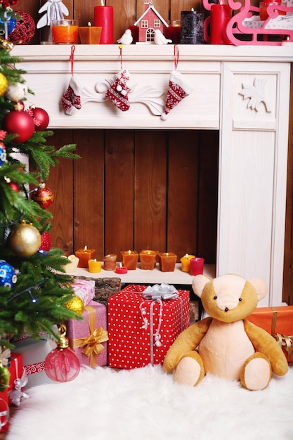 Orsacchiotto con regali di Natale in camera