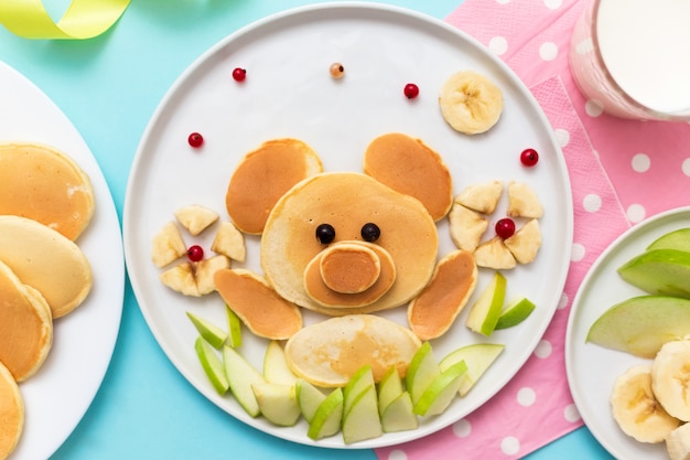 Orso fatto di frittelle con banane e mele