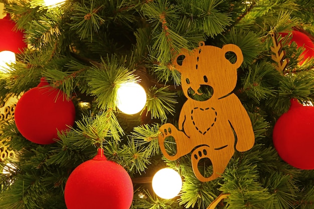 Orso in legno ornamento in un albero