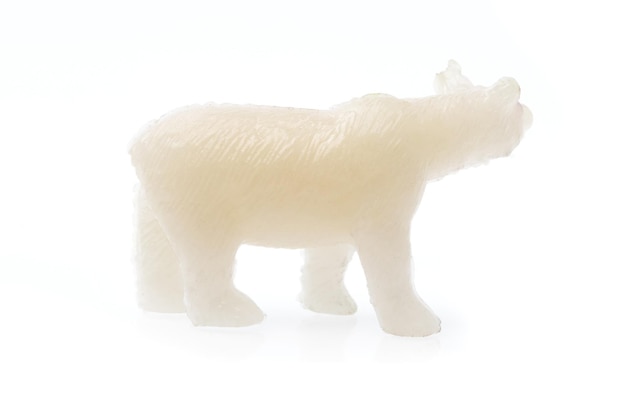 Orso polare giocattolo in plastica isolato su sfondo bianco