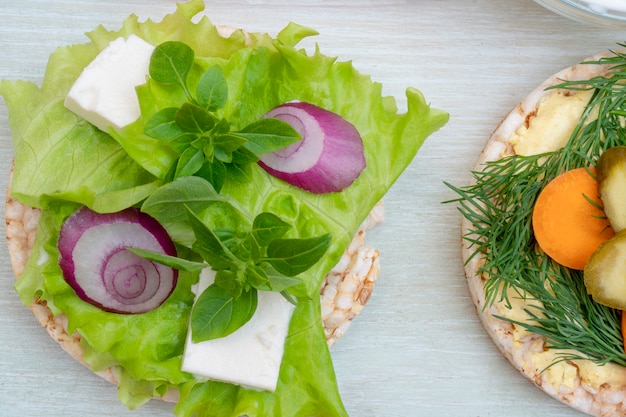 Ortaggi e verdure fresche sane su pane croccante.