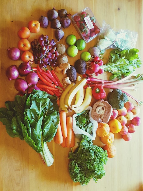 Ortaggi freschi e frutta sulla tavola di legno