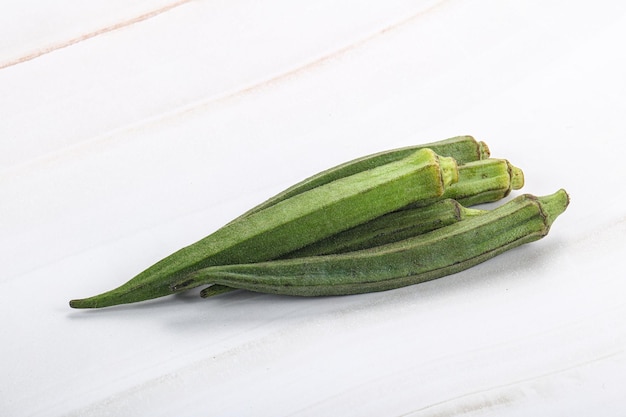 Ortaggi tropicali verdi maturi e gustosi di okra