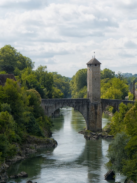 Orthez vecchio ponte nei Pirenei