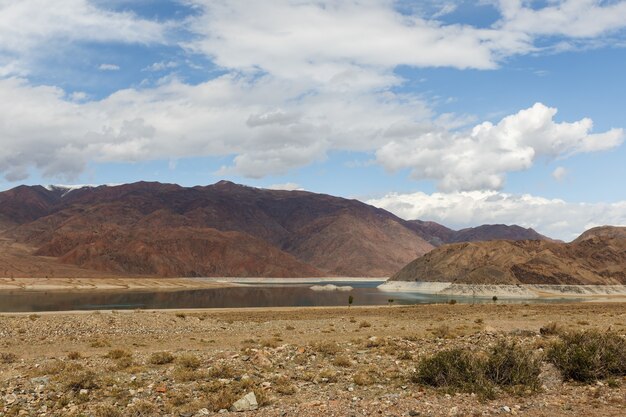 Orto tokoy serbatoio kirghizistan paesaggio panoramico vicino al serbatoio