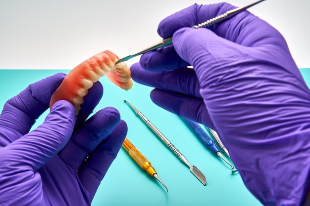 Ortodontisti che lavorano nel laboratorio dentale professionale