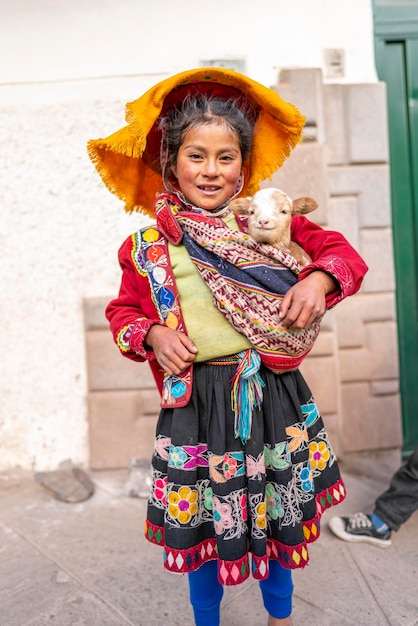 ortrait di una ragazza peruviana vestita con un colorato costume tradizionale cusqueniano fatto a mano. Gir andino