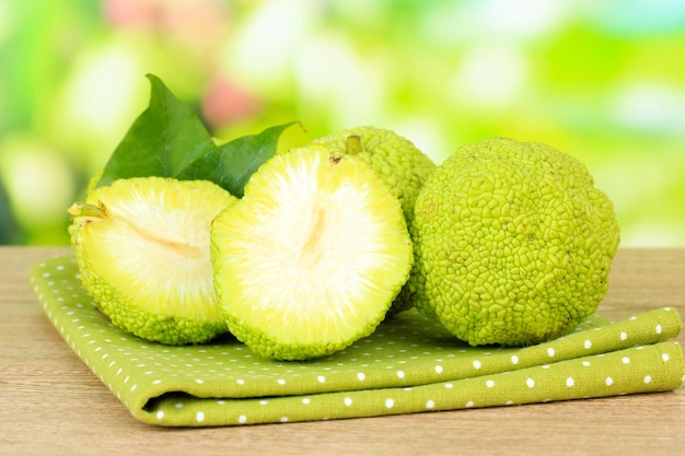 Osage Orange frutti Maclura pomifera su tavola di legno sullo sfondo della natura