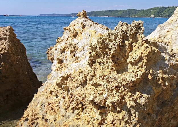 Oscilla la riva del Mar Mediterraneo Grecia