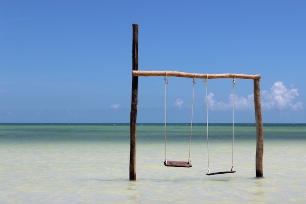 Oscillazioni sull'acqua sulla costa del mare